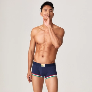 Dettaglio di boxer uomo blu navy con bordi a righe stile italiano e fascia elastica in vita