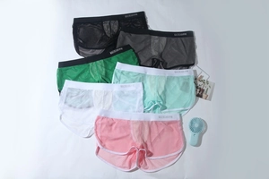 Flache Ansicht von sechs bunten, atmungsaktiven Mesh-Herren-Boxershorts mit breitem Gummibund