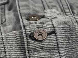 Gilet in denim grigio retrò da uomo con bottoni in bronzo e dettagli consumati