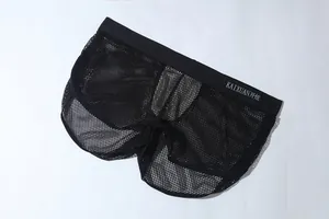 Detailansicht des atmungsaktiven großmaschigen Netzes und elastischen Bundes der Boxershorts