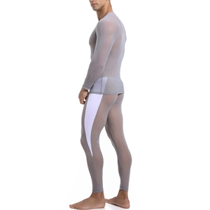 Détail de l'ensemble de sport gris en mesh transparent avec empiècements blancs latéraux