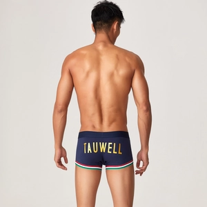 Vista posteriore di boxer blu navy con stampa TAUWELL gialla e strisce tricolore