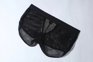 Detailansicht schwarzer atmungsaktiver Herren-Mesh-Boxershorts mit breitem Elastikbund
