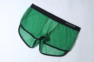 Detail der grünen Herren-Mesh-Boxershorts mit schwarzem Gummibund und U-Beutel-Design