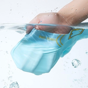 Costume da bagno uomo celeste, asciugatura rapida, mostrato in acqua con ghiaccio