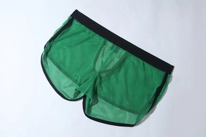 Detail der grünen Mesh-Strickshorts mit atmungsaktivem Gewebe und schwarzem Gummibund