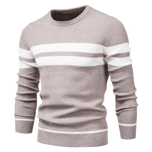 Détail du col rond côtelé et des rayures blanches sur un pull en tricot marron pour homme