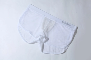 Detailansicht des weißen, atmungsaktiven Netzgewebes und Gummibundes dieser Herren-Boxershorts