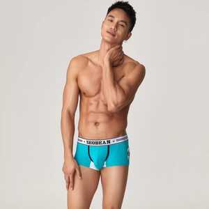 Detailaufnahme blauer Herren-Boxershorts mit breitem Logo-Bund und weichem Strickgewebe