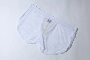 Makroaufnahme von weißem atmungsaktivem Mesh-Herren-Sportshorts mit elastischem Komfortbund