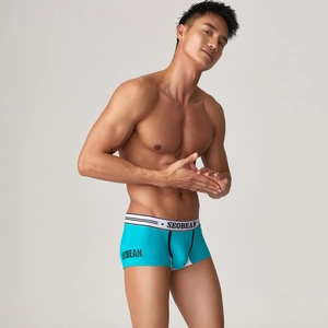 Detail der blauen Herren-Boxershorts mit niedrigem Bund, Strickstoff und Streifenbund