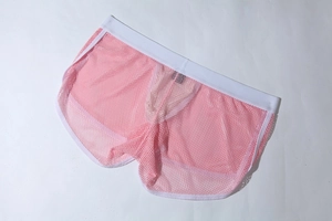Makroaufnahme einer rosa Mesh-Boxershorts mit weißem Gummibund und atmungsaktivem Stoff