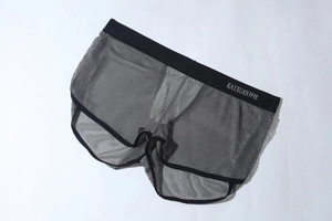 Detailansicht der grauen, atmungsaktiven Mesh-Boxershorts mit schwarzem Elastikbund für Herren