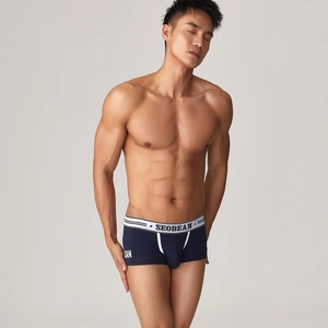 Detail der marineblauen Boxershorts mit gestreiftem Bund und elastischer Strickstruktur
