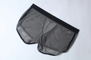 Detail der dunkelgrauen Herren-Netzboxershorts mit atmungsaktivem Stoff und elastischem Bund