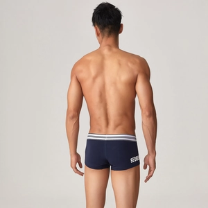 Rückansicht von Low-Rise Boxershorts mit blauem Strickstoff und Streifenbund