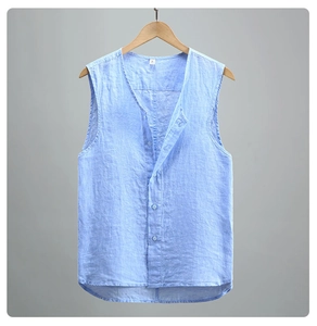 Dettaglio del colletto del gilet in lino azzurro con etichetta taglia M e bottoni