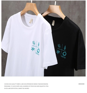 Détail de la broderie TREND bleu sarcelle sur t-shirt homme en lin à manches courtes