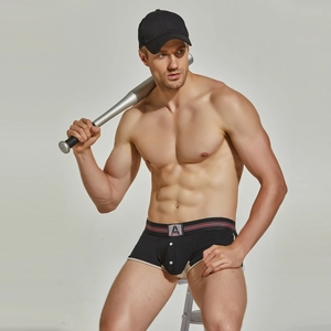 Détail de boxer tissé pour homme taille basse avec rayures rouges et braguette à bouton