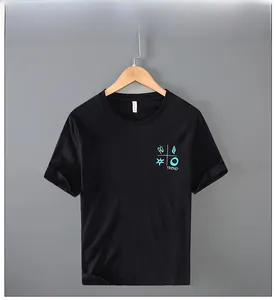 Détail du t-shirt noir en lin à manches courtes avec imprimé bleu et étiquette M