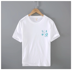 Détail d'un t-shirt blanc en lin avec motif abstrait à croix verte et texte TREND imprimé