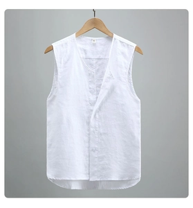 Dettaglio della trama in lino bianco con scollo a V e bottoni del gilet casual