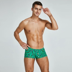Dettaglio dei boxer da uomo verde brillante con vivace stampa leopardata colorata