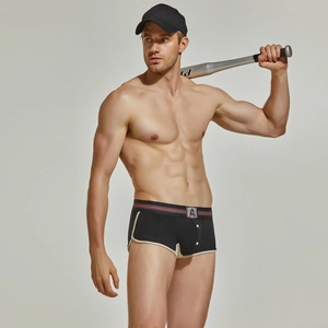 Détail de boxer tissé pour homme avec taille rayée et boutons décoratifs à l'avant
