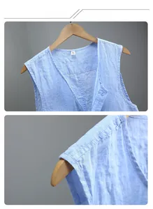 Dettaglio macro del collo di gilet in lino azzurro con bottone ed etichetta taglia M