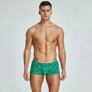 Dettaglio dei boxer da uomo in tessuto con stampa leopardata colorata ed elastico in vita