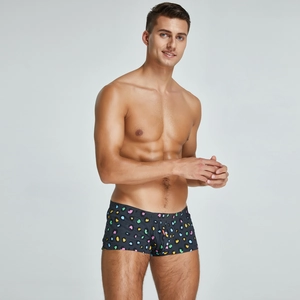 Dettaglio del motivo leopardato a cuore colorato su boxer in tessuto nero
