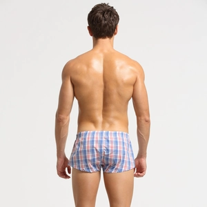 Gros plan d'un caleçon tissé pour homme avec motif à carreaux classique et coupe ajustée