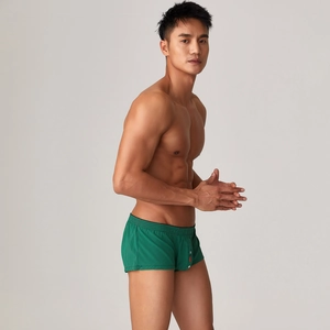 Vue latérale détaillée du caleçon boxer à carreaux verts pour hommes avec bouton décoratif