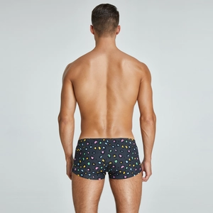 Vista posteriore del costume da bagno da uomo con stampa leopardata colorata su nero