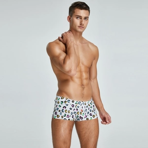 Dettaglio dei boxer tessuti da uomo con stampa leopardata colorata, texture e vestibilità