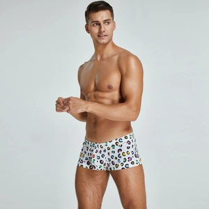 Dettaglio dei boxer da uomo in tessuto con stampa leopardata colorata su fondo bianco