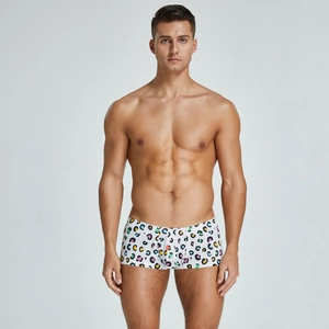 Dettaglio dei boxer da uomo in tessuto con vivace stampa leopardata multicolore
