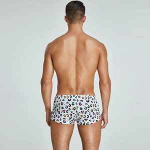 Vista posteriore dei boxer da uomo a vita bassa con vivace stampa leopardata colorata