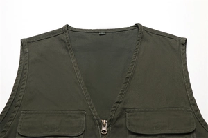 Dettaglio del gilet da esterno verde militare con scollo a V, zip in metallo e tasche a pattina