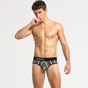 Nahaufnahme der gestreiften Herren-Unterhose mit elastischem Bund im sportlichen Stil