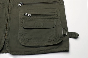 Dettaglio del gilet outdoor verde militare con tasche multiple e fibbie in metallo