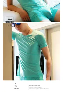Dettaglio di t-shirt e boxer senza cuciture blu ghiaccio da uomo in seta sottile