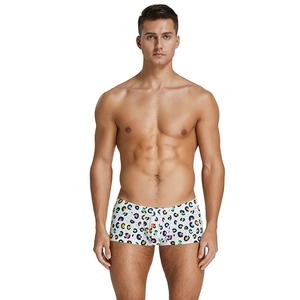 Boxer maschili in tessuto a vita bassa con vivace stampa leopardata colorata su bianco