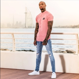 Detail der Herren Slim Fit Ripped Jeans mit Distressed Denim Textur und Reißverschluss