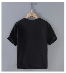 Détail d'un t-shirt noir pour hommes à col rond avec texture en coton de haute qualité