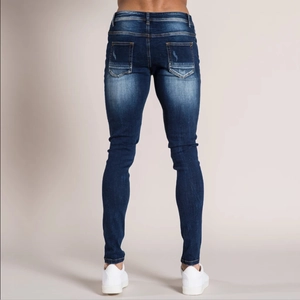 Nahaufnahme der Distressed-Gesäßtasche einer blauen Slim-Fit-Herrenjeans
