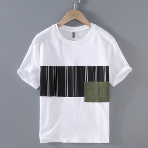 T-shirt blanc col rond pour homme avec rayures verticales et poche poitrine vert foncé