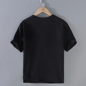 Vue arrière du t-shirt noir à manches courtes pour hommes sur un cintre en bois fond gris
