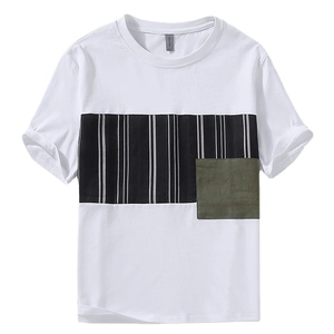 T-shirt blanc pour hommes avec patchwork rayé et poche verte au style décontracté