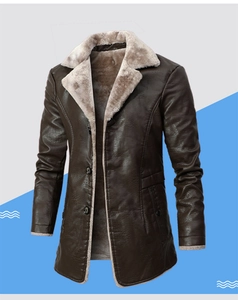Détail de la veste en similicuir marron avec col en peau de mouton et doublure polaire